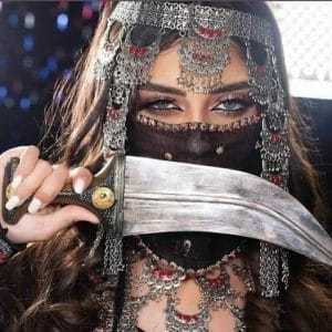 بنت بمئة راجل